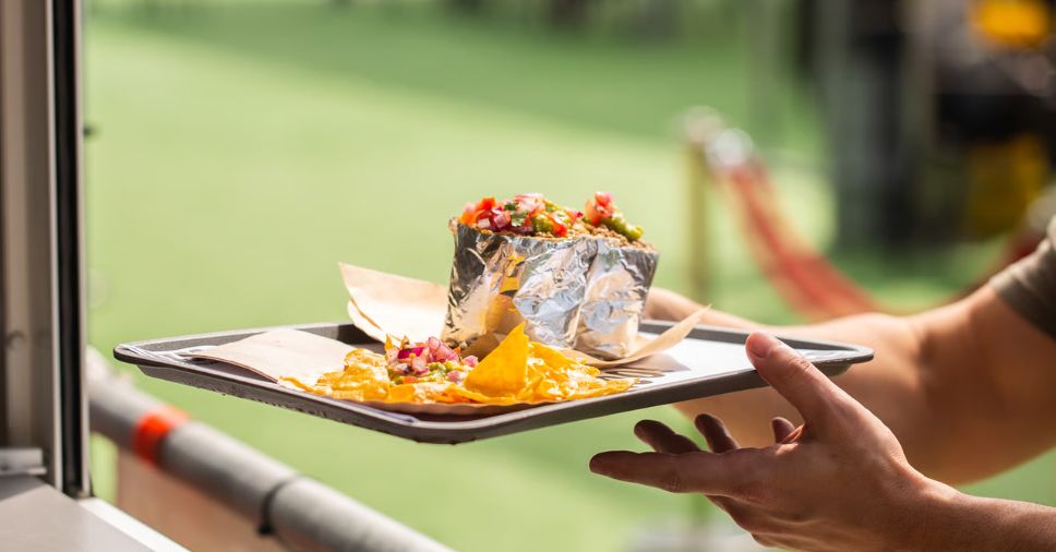 Detalhe de refeição rápida servida em food truck em cardápio inteligente.